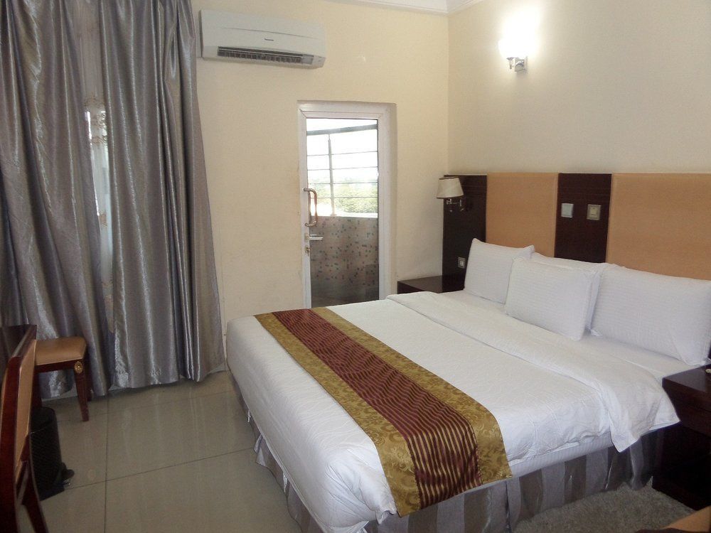 Barcelona Hotels, Abuja Mobushipe Екстер'єр фото